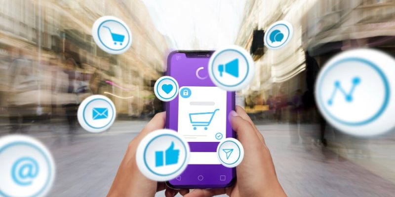 Estrategia de ventas digitales y marketing online representada en iconos sobre smartphone.
